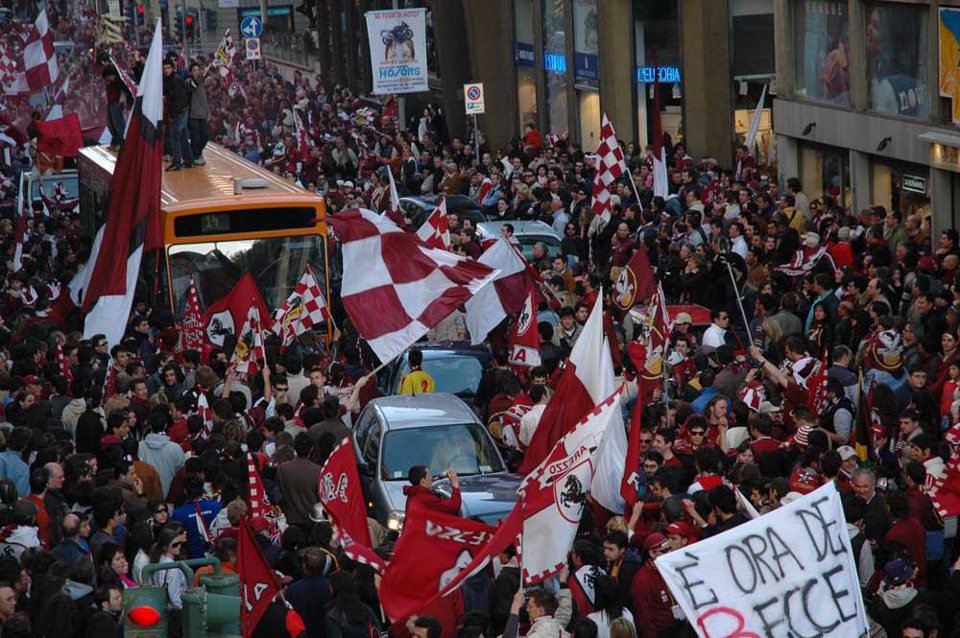 la folla che invase le vie del centro il 25 aprile 2004